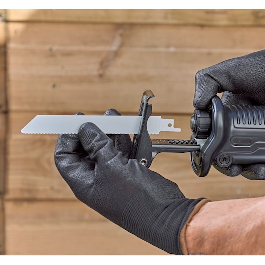 BLACKDECKER BES301 reciprocating saw side view with gloved hands inserting blade.