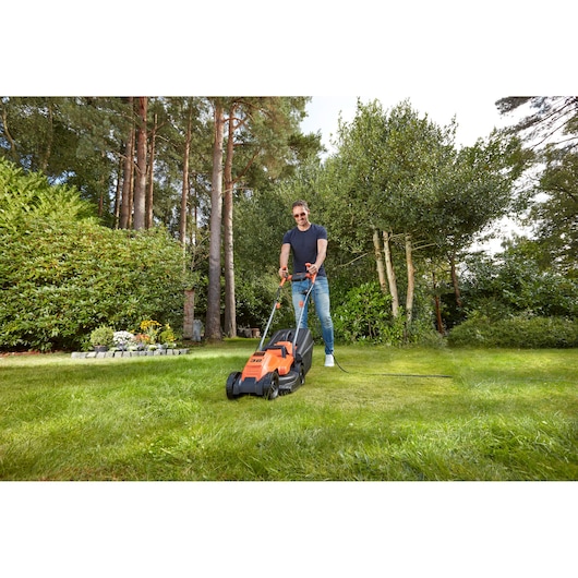1200W Plæneklipper 32cm med ergonomisk greb