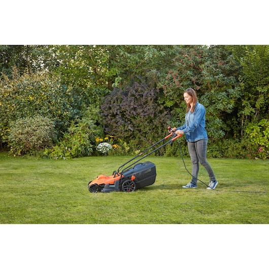 1400W Plæneklipper 34cm med ergonomisk greb